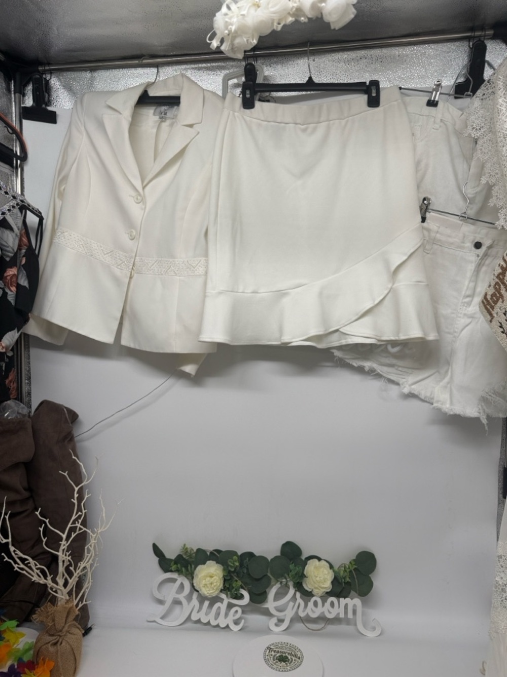Le Suit Women's 2 pc White Blazer w/pearls  and Skirt Elegant